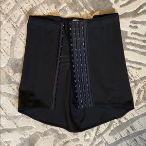 Waist trainer/girdle